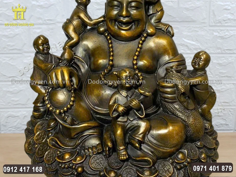 To&agrave;n bộ bề mặt tượng được hun giả cổ uy nghi&ecirc;m